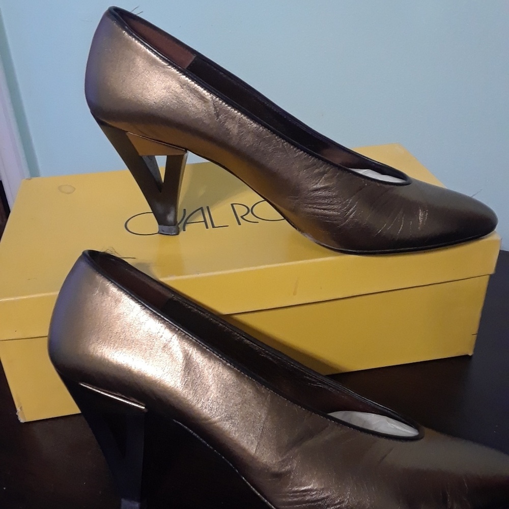 Bronze Pump - Picture 3 of 4